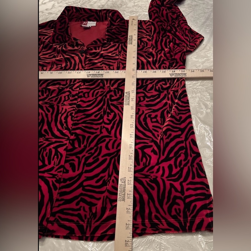 JM Collection Size L Red & Black Animal Print Button-Down Faux Velvet Side Slits - Picture 11 of 13